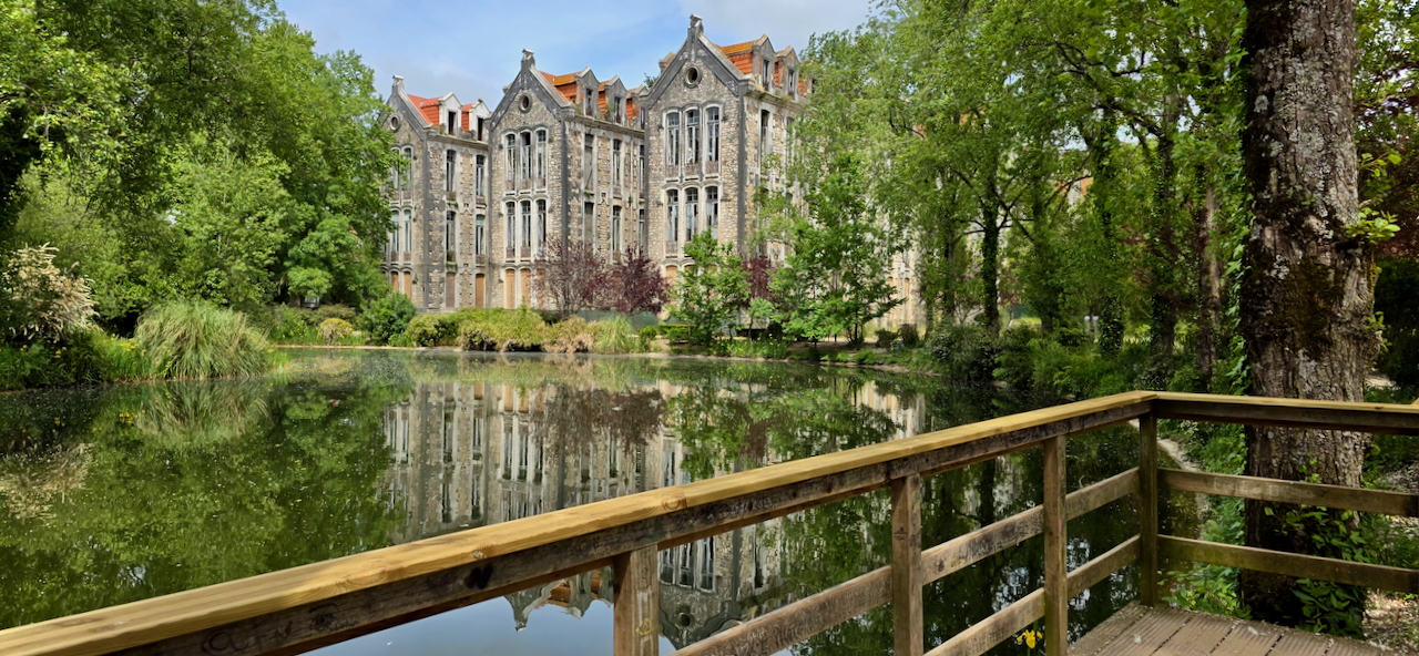 Marode Kurgebäude